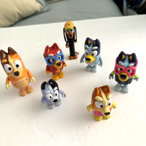 BLUEY Set Of 7 Various Size Playset Action Figures - Picture 1 of 3